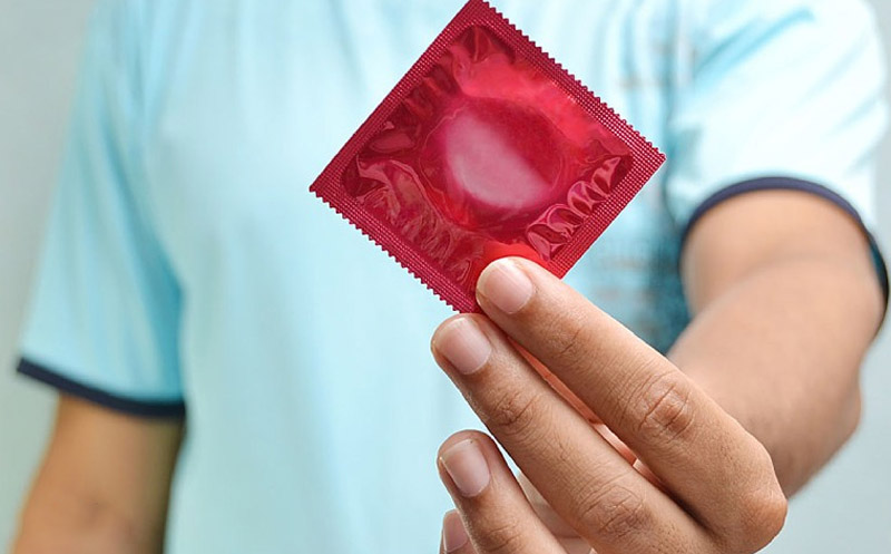 کاندوم چیست و چگونه استفاده می‌شود؟ راهنمای کامل انواع کاندوم و مزایای آن